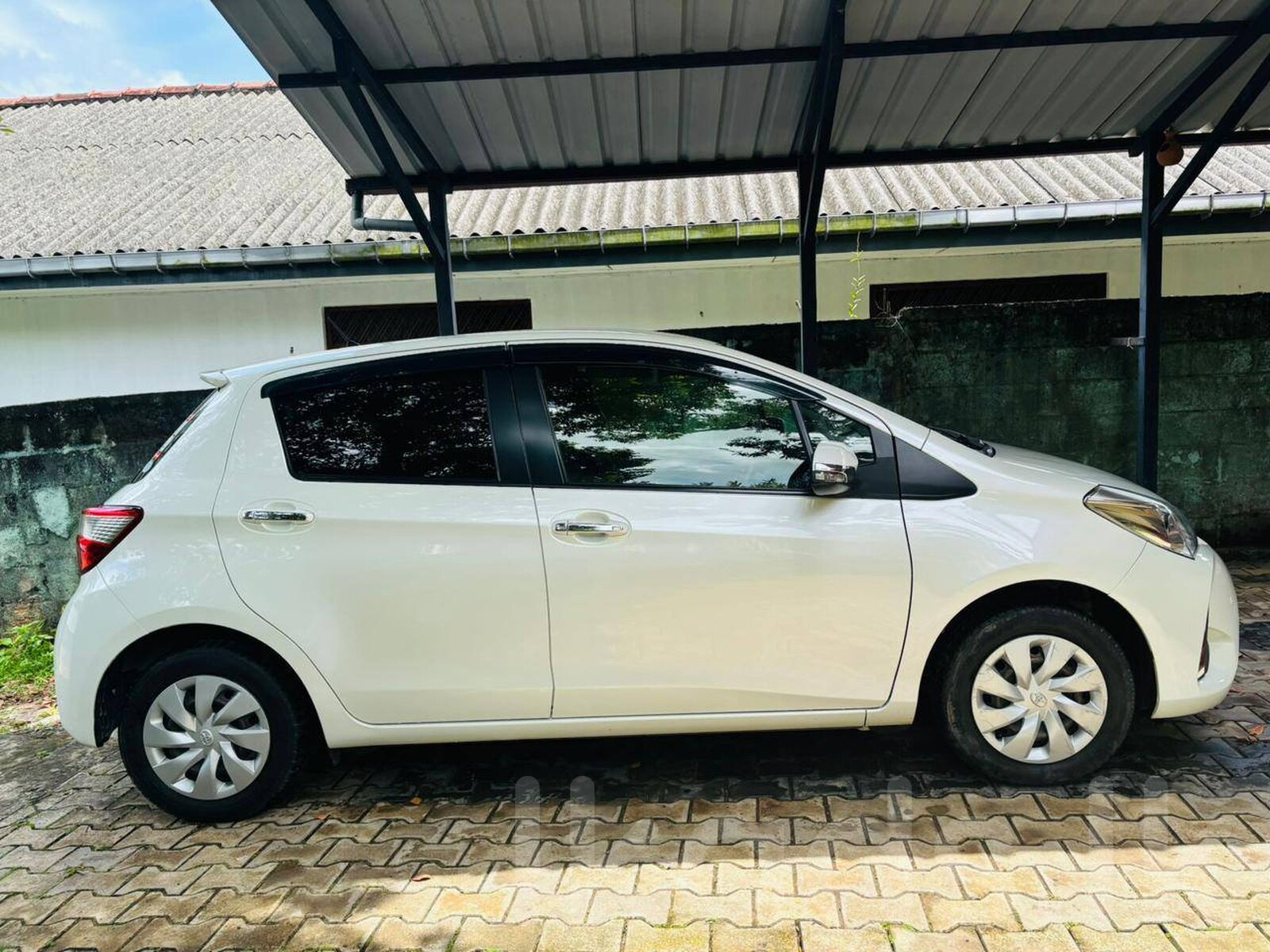 Toyota Vitz 2017 photo 3