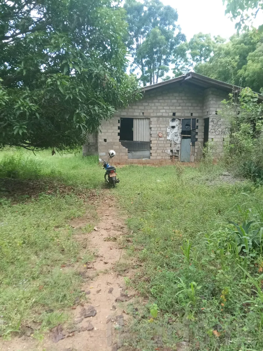 හම්බෙගමුව - රතබලාගම අක්කර 1ක අර්ධ වශයෙන් ඉදිකළ නිවසක් විකිණීමට