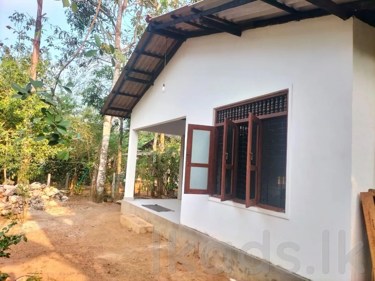 මුදල් හදිස්සියක් සදහා වටිනා ඉඩමක් සමග නිවසක් ඉතා ඉක්මනින් විකිණීමට ඇත.