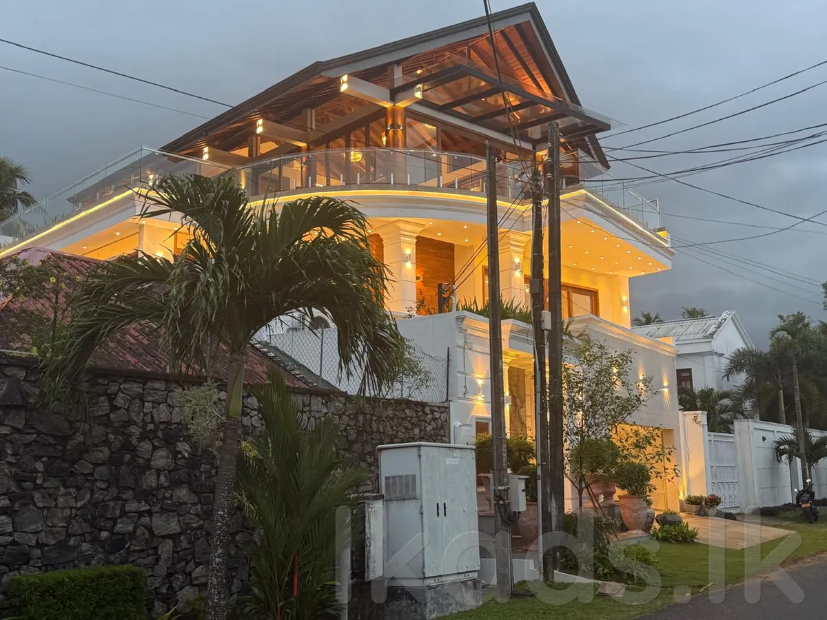 Luxury House for Sale in Battaramulla, Jayanthipura Main Road