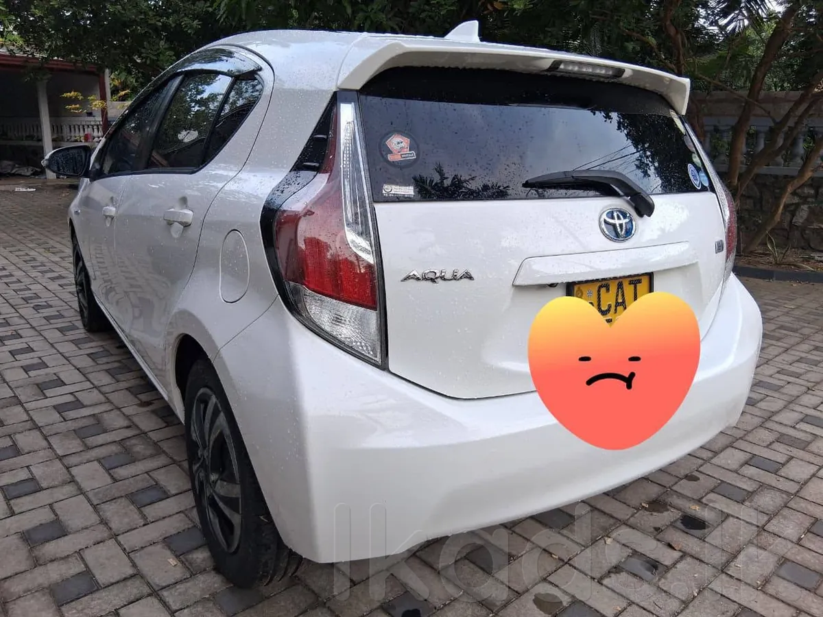 Toyota Aqua X urban 2015 photo 2